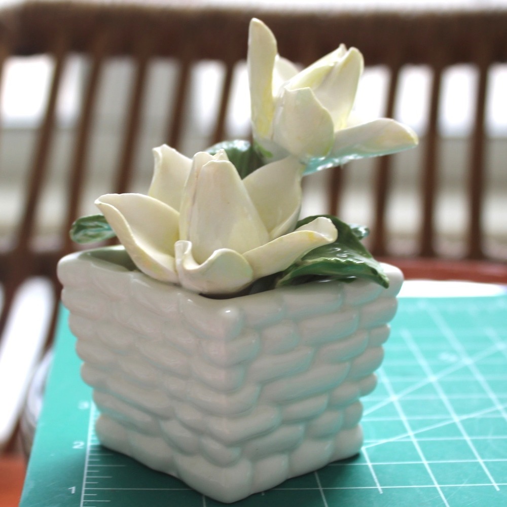 Radnor Bone China Figurine White Flowers‎ Green Leaves Basket Staffordshire - Picture 2 of 14